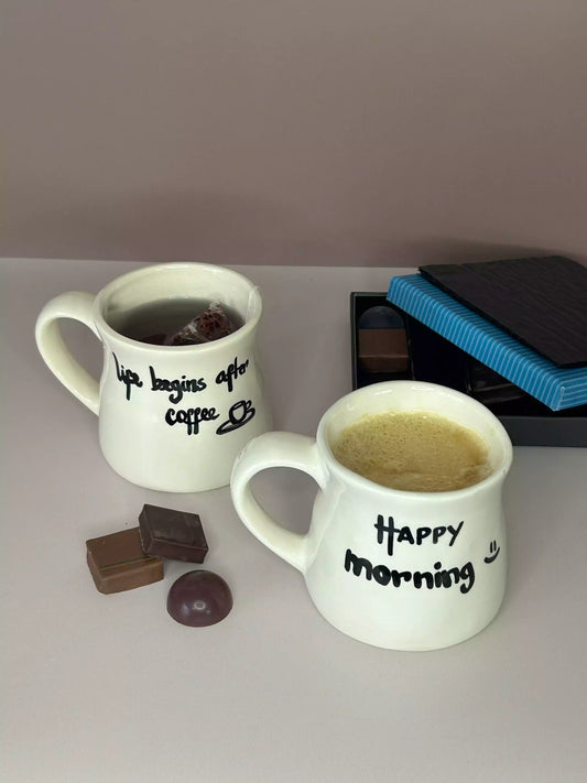 lot de mugs blancss à message noirs "happy morning" et "life begins after coffee"