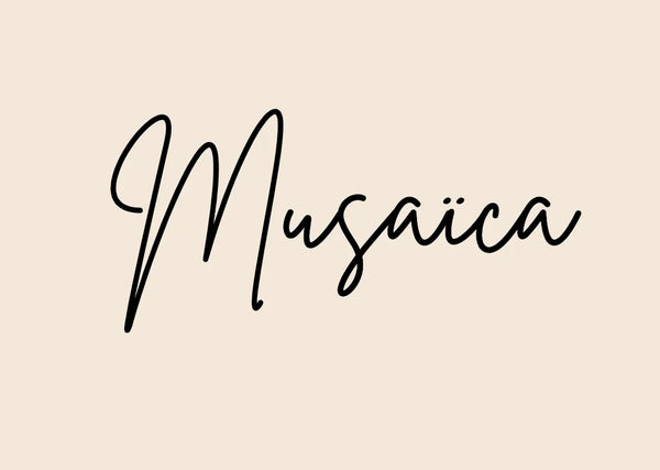 logo Musaïca noir sur fond beige 