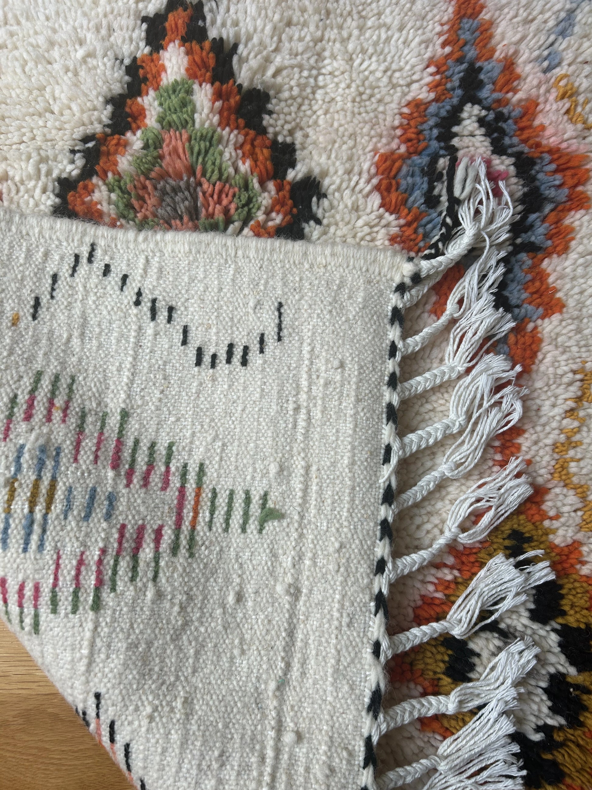 zoom sur la portière arrière du tapis et ses coutures 