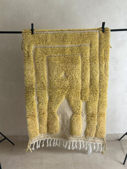 petit tapis artisanal en laine jaune