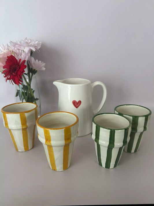 petite carafe coeur rouge en céramique blanche 