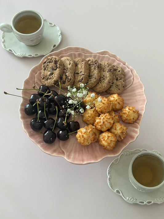 scène de thé, plat en céramique rose au motif Floral 
