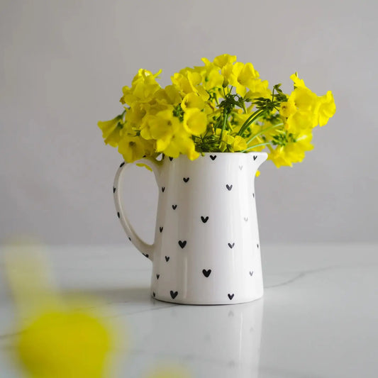 pichet ou pot-à-lait en céramique avec petits coeurs noirs, de fabrication portugaise en céramique 