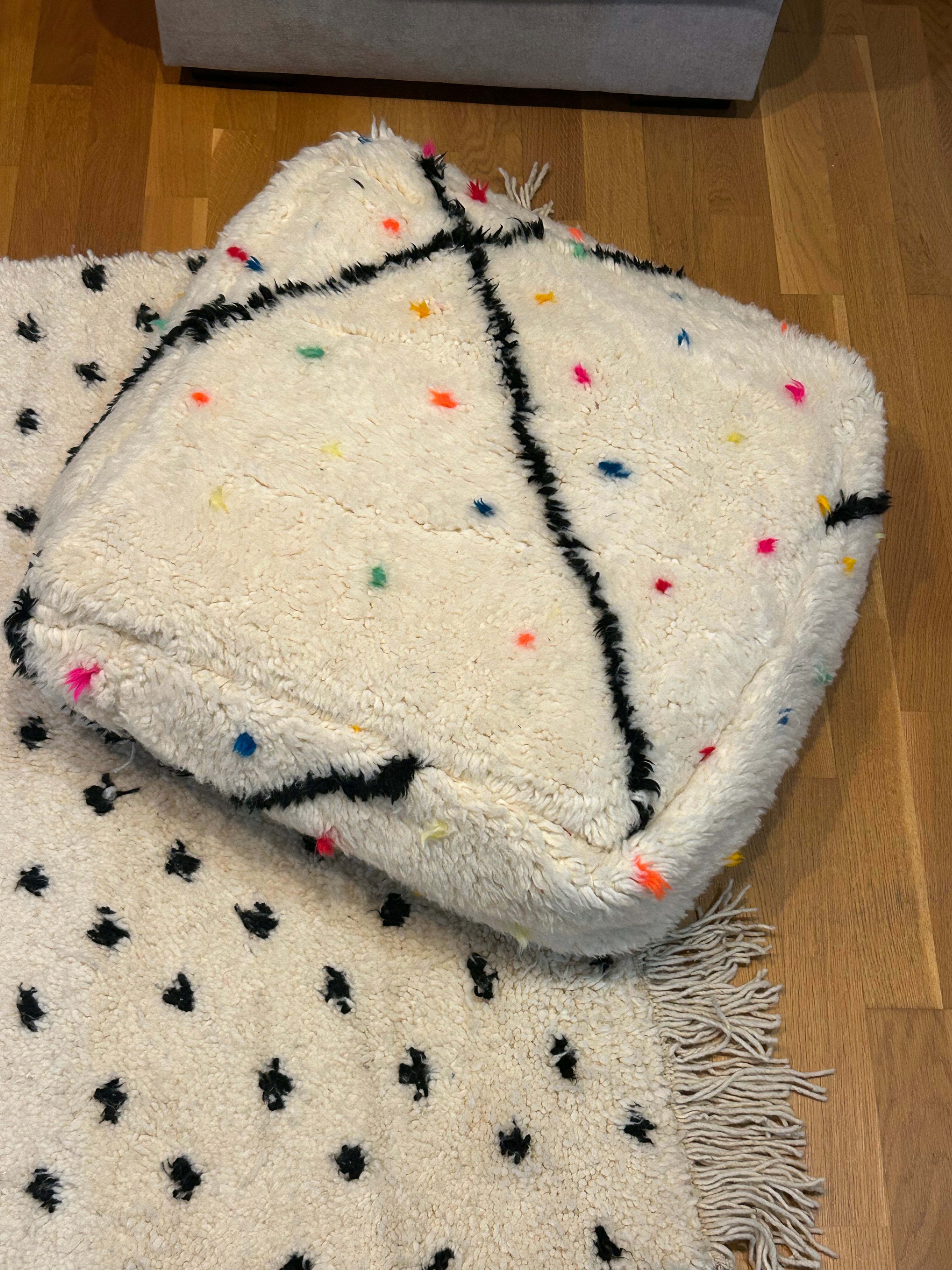 housse de pouf de type boujad, blanc avec points colorés et ligne graphique noire