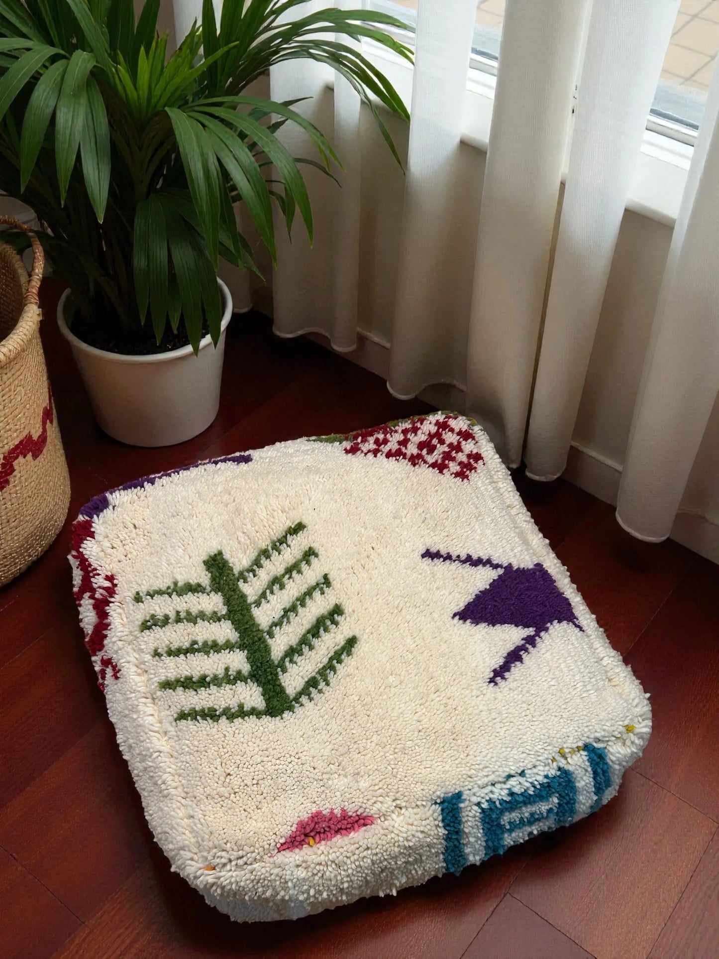 pouf marocain en laine et motif coloré 