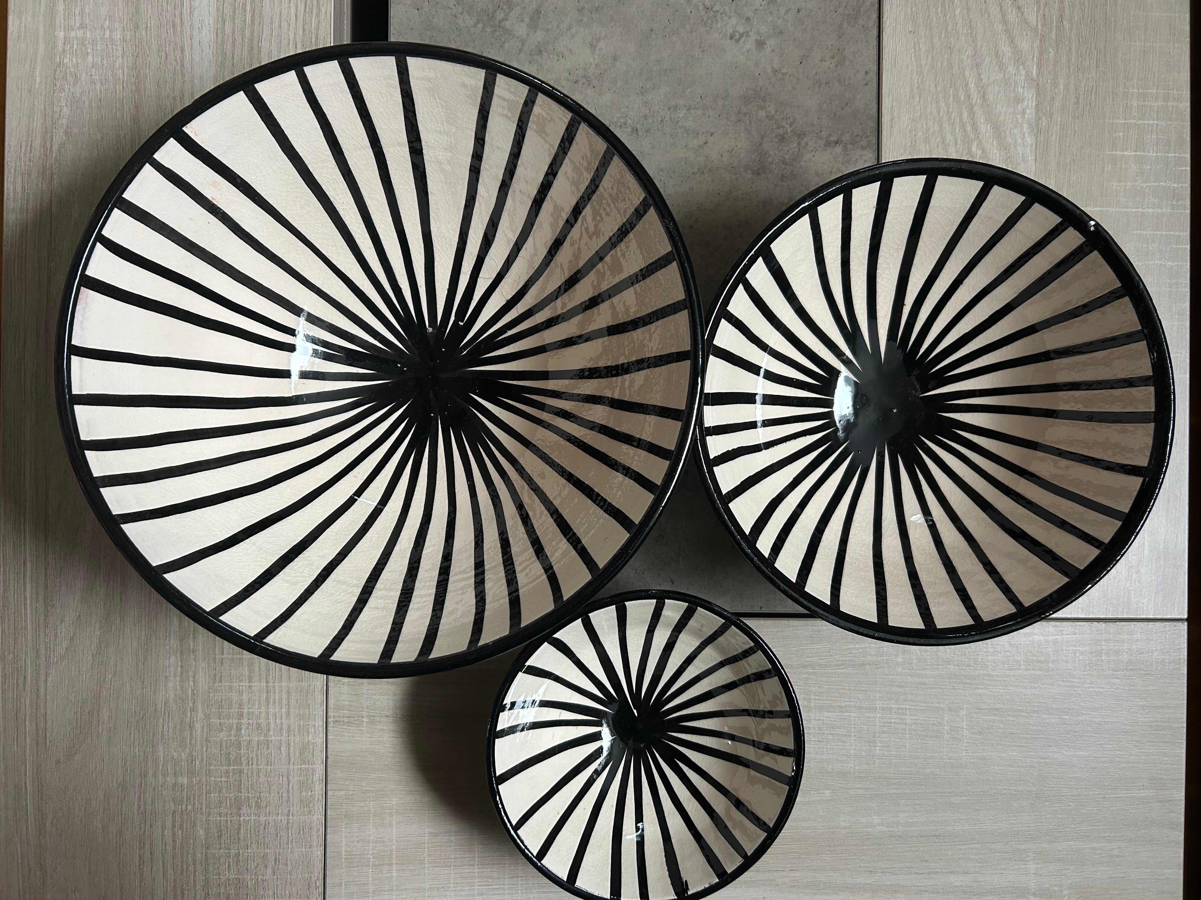 set 3 bols en terre cuite vue du dessus, rayure noire et blanche 