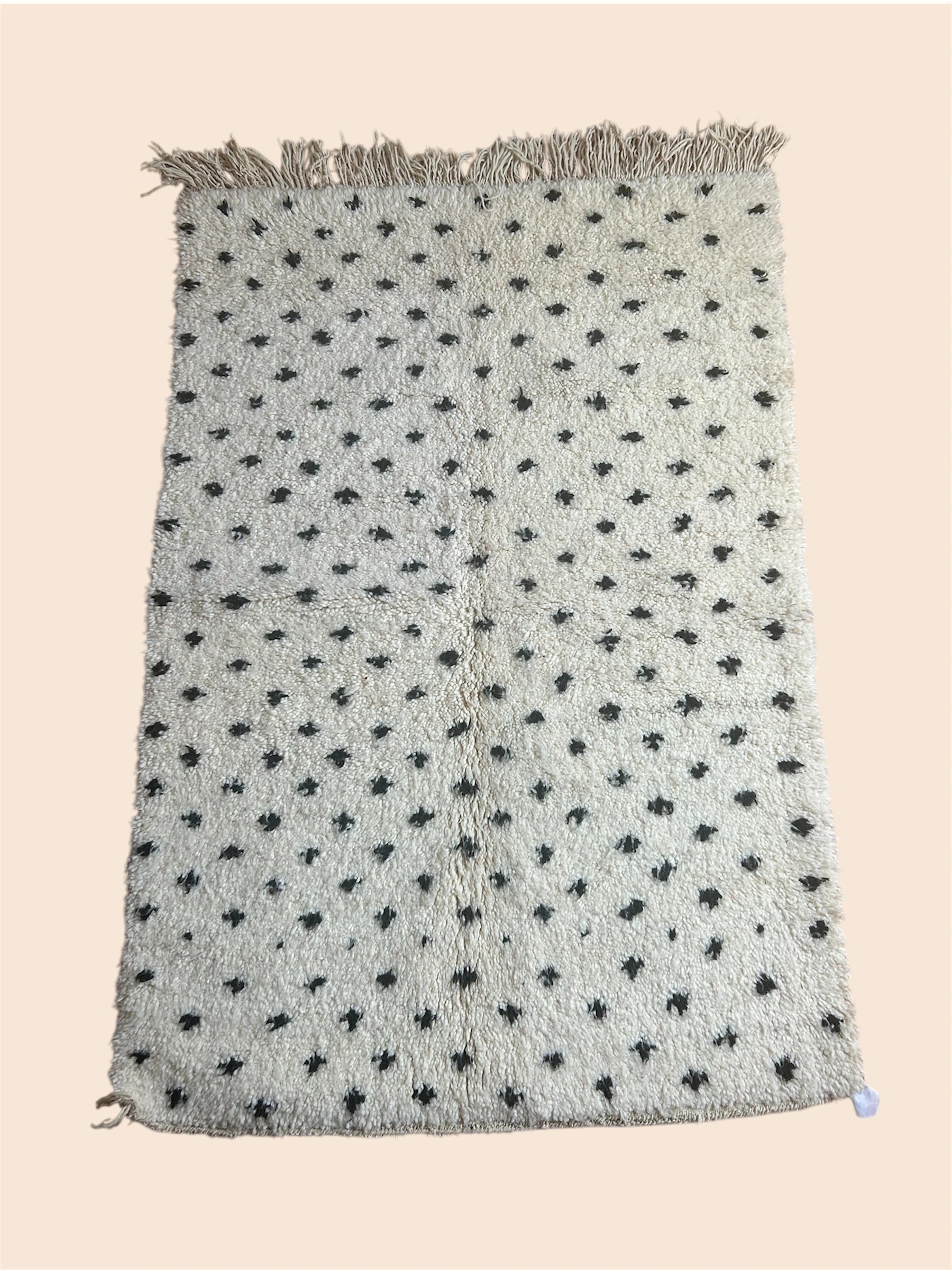 tapis berbere beni ouarain blanc, motif pois noirs 
