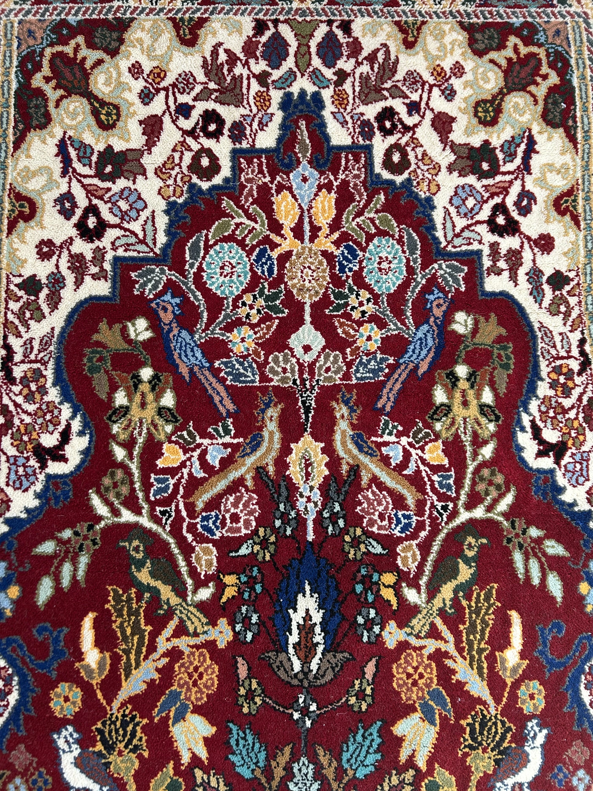 tapis marocain de rabat rouge motifs floral et animalier 