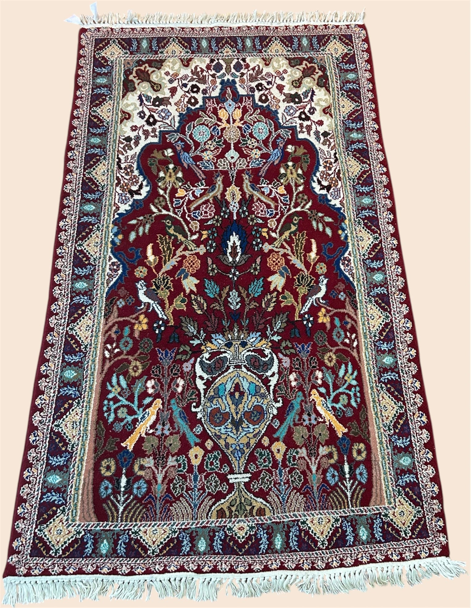 tapis marocain de rabat rectangulaire rouge motif floral et animalier 