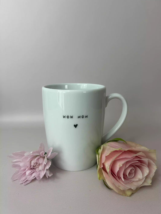tasse en porcelaine avec inscription "wow mom' entouré de 2 fleurs roses 
