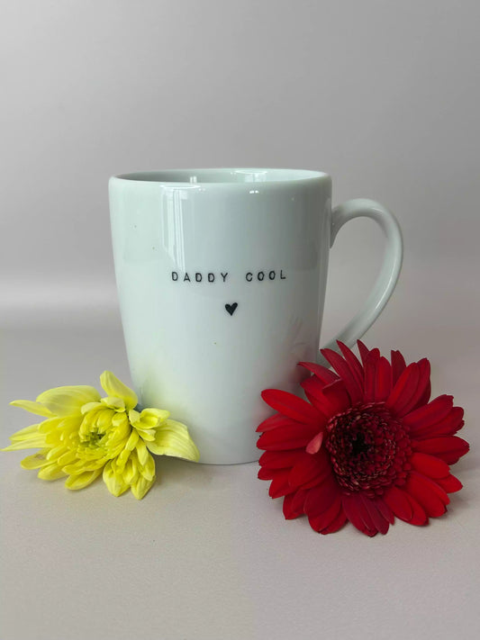 tasse en porcelaine avec inscription "Daddy cool"entouré d'une fleur jaune et d'une lfleur rouge 