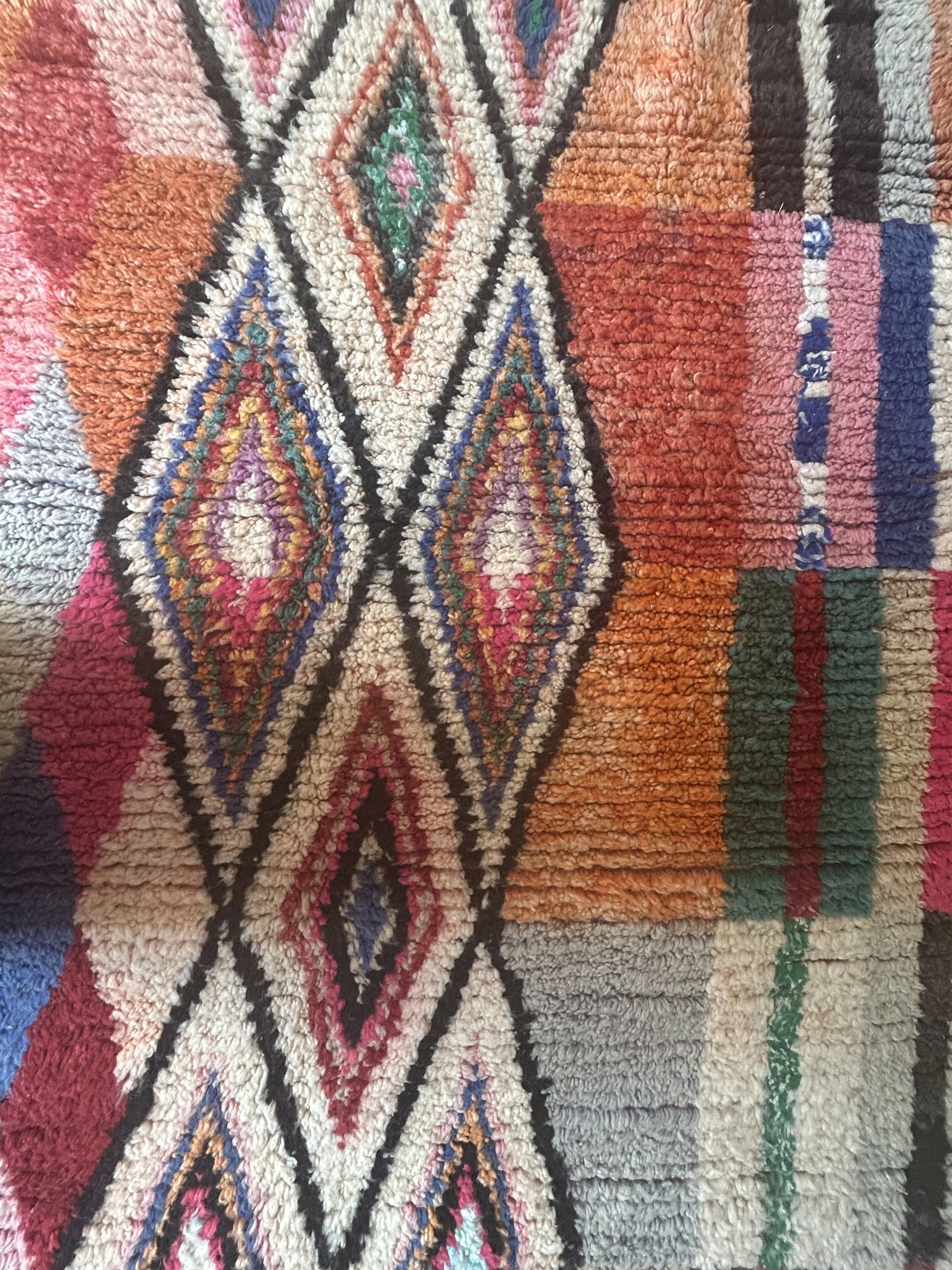 zoom sur d'autres motifs du tapis béni ouarain coloré - multitudes de losanges 