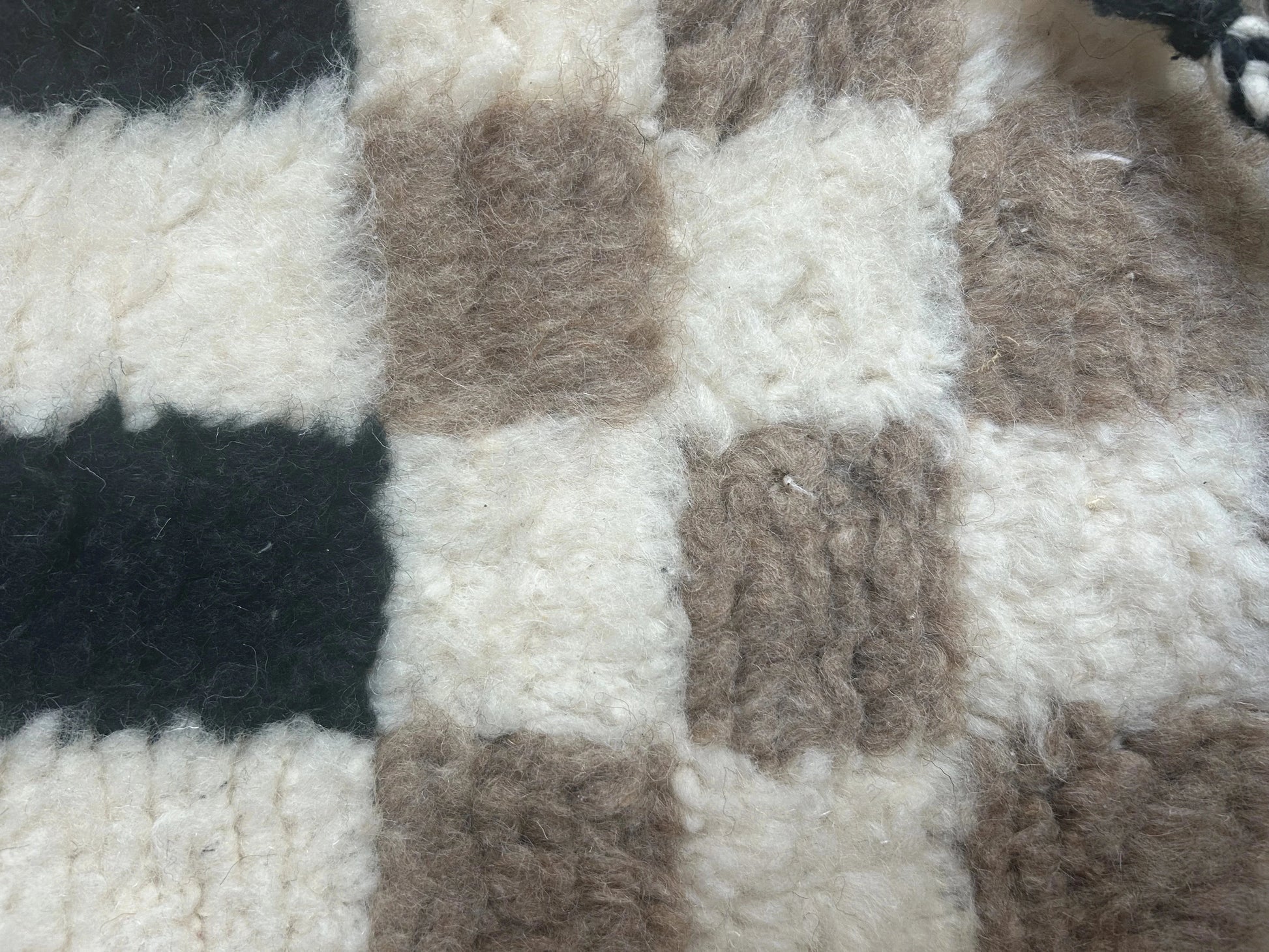 zoom sur qualité de laine, et motif damier et rayure