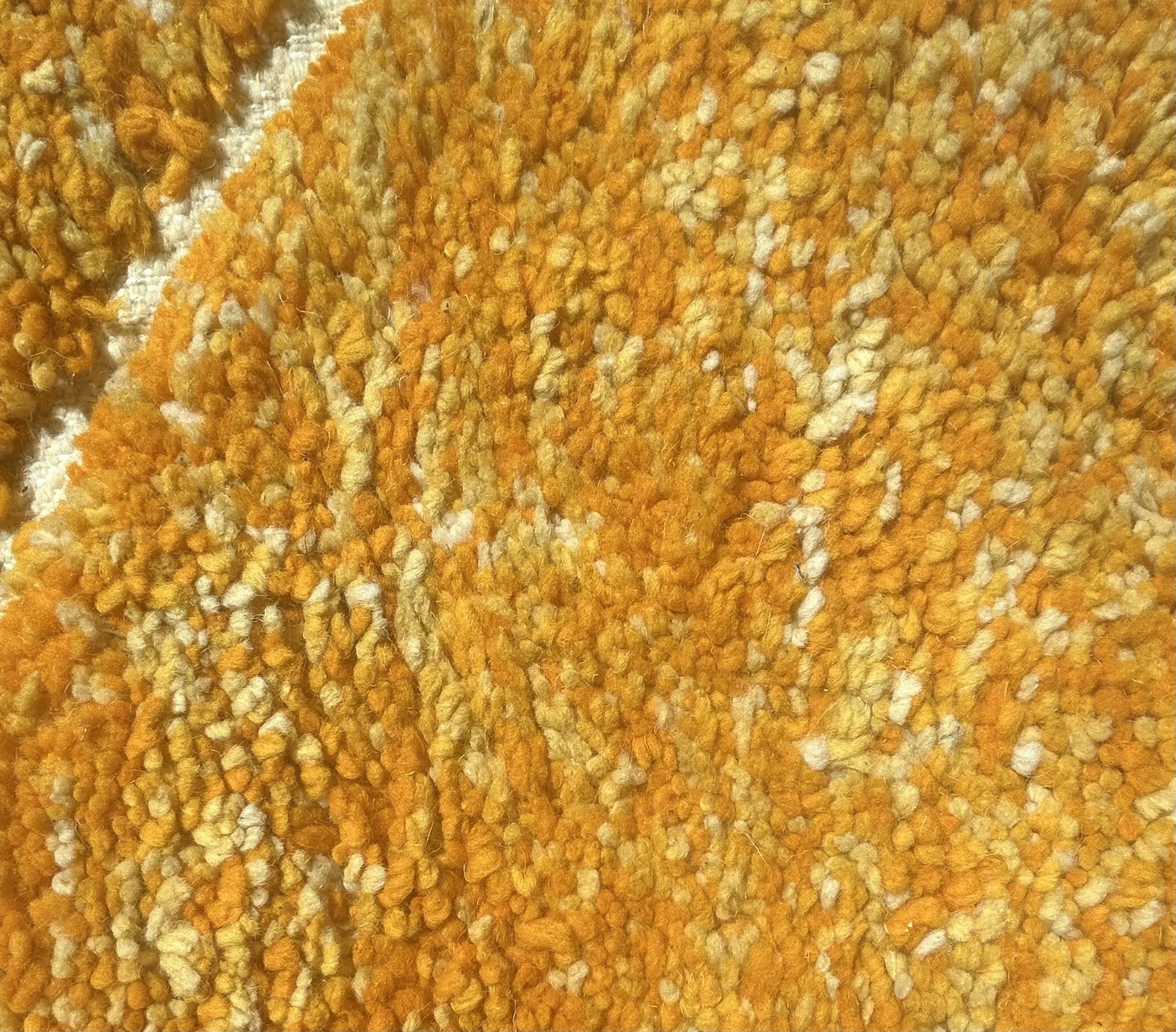 zoom sur la qualité et la couleur de laine jaune  dégradé orange et blanc béni ouarain 