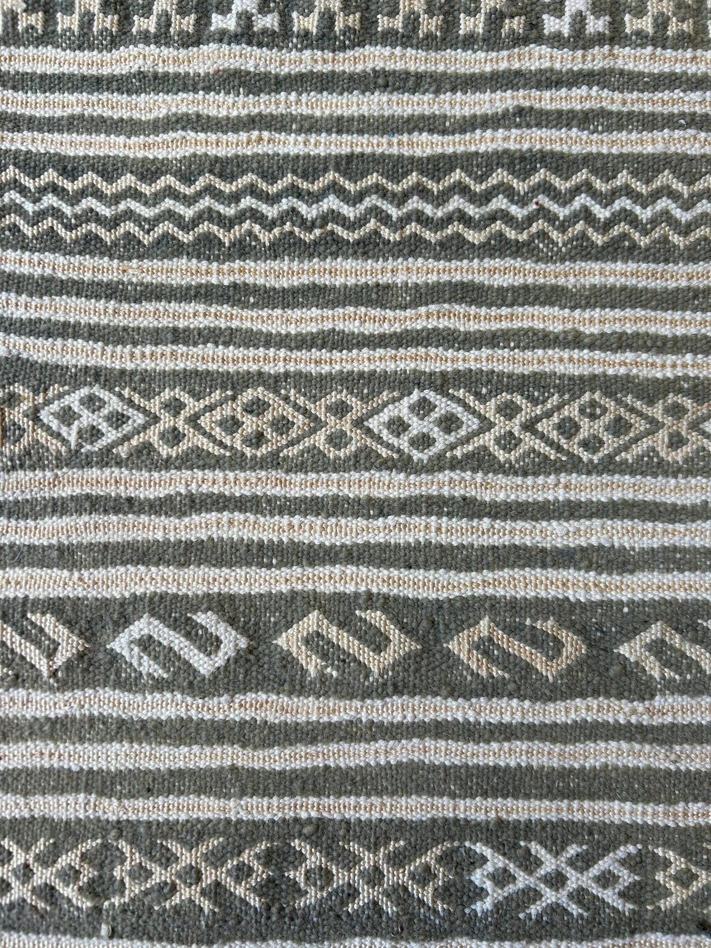 zoom sur les différents  motifs gris et taupe tapis fin marocain