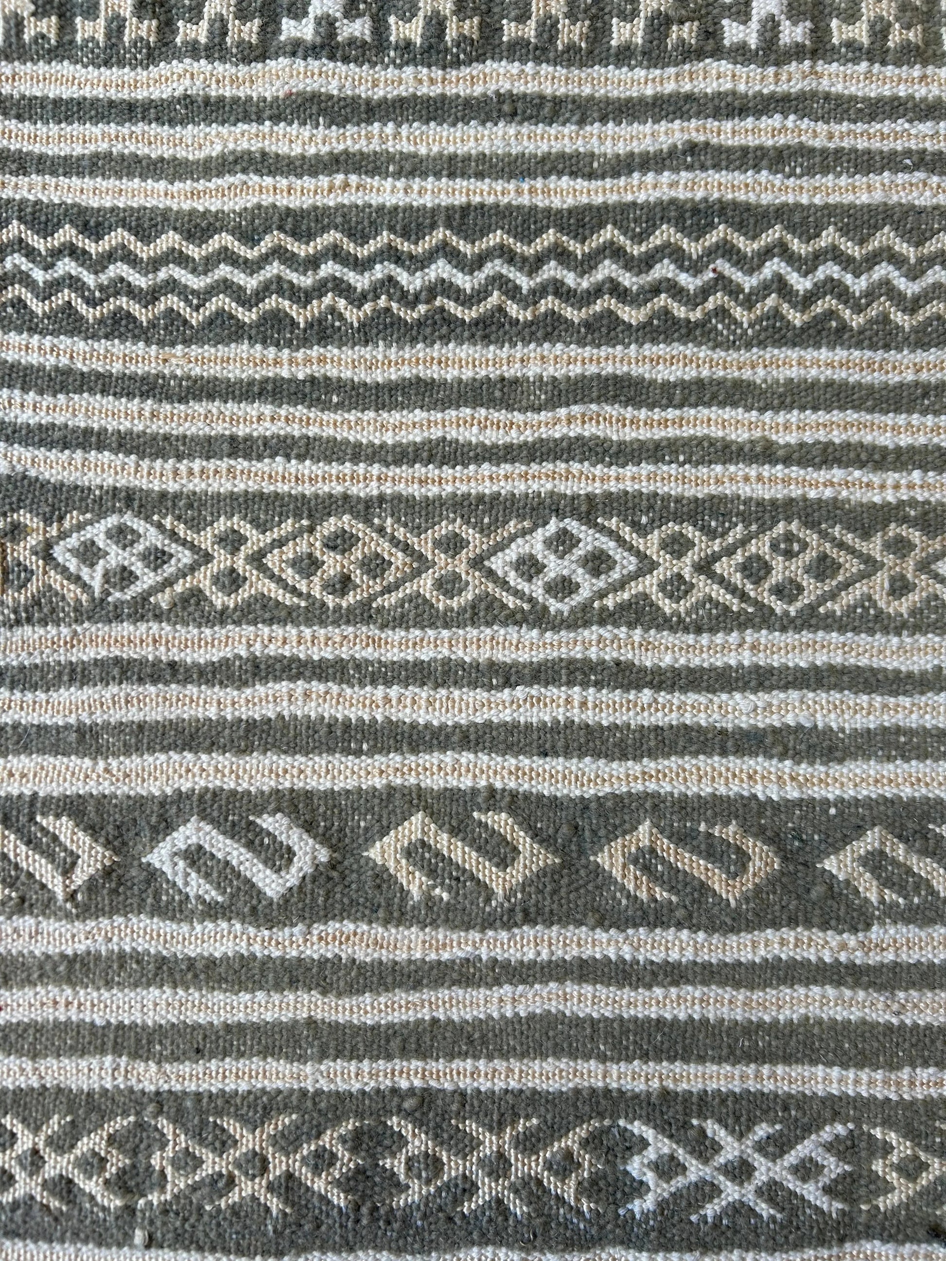 zoom sur les différents  motifs gris et taupe tapis fin marocain