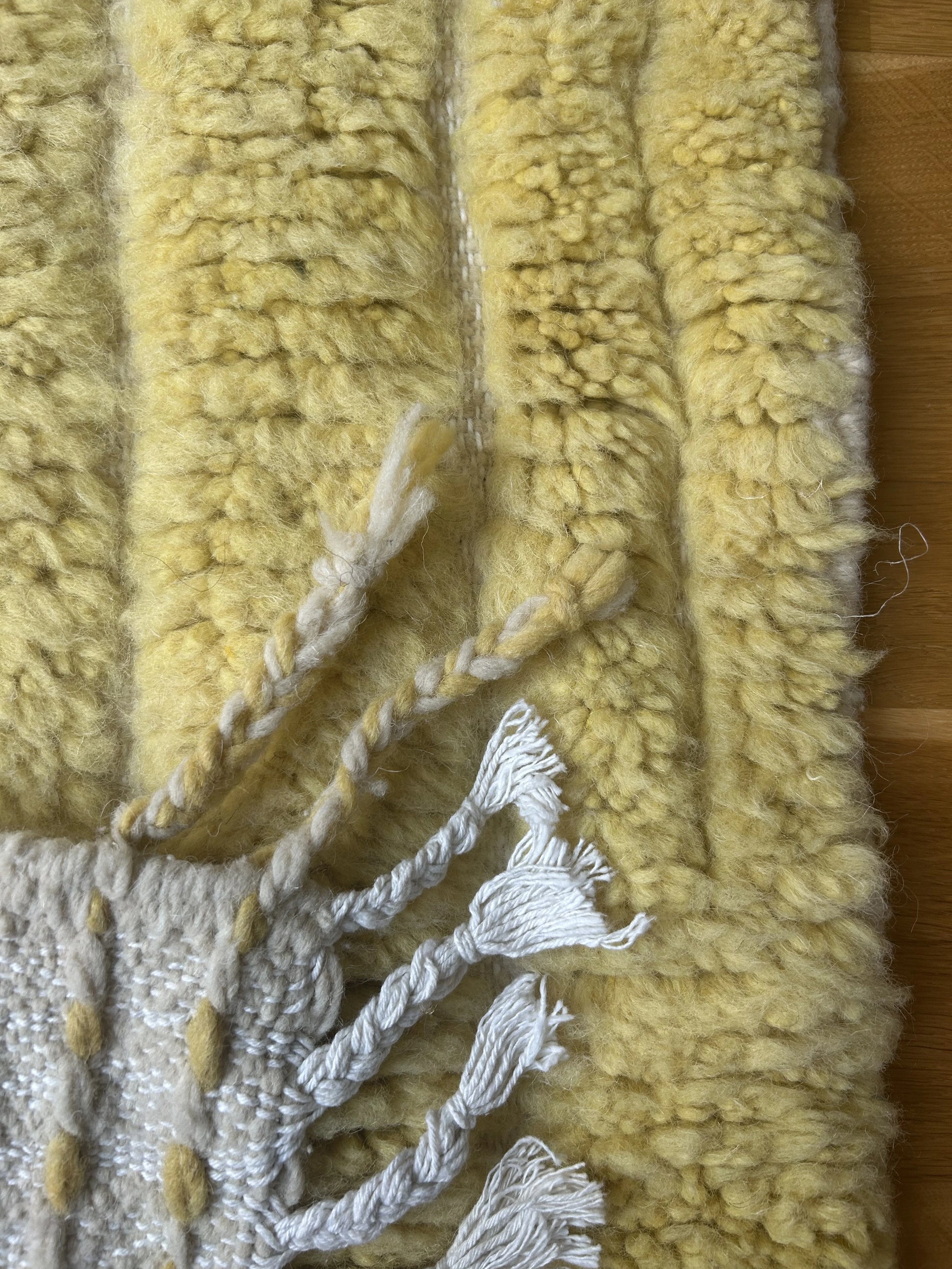 zoom sur la qualité de la laine et sa couleur jaune