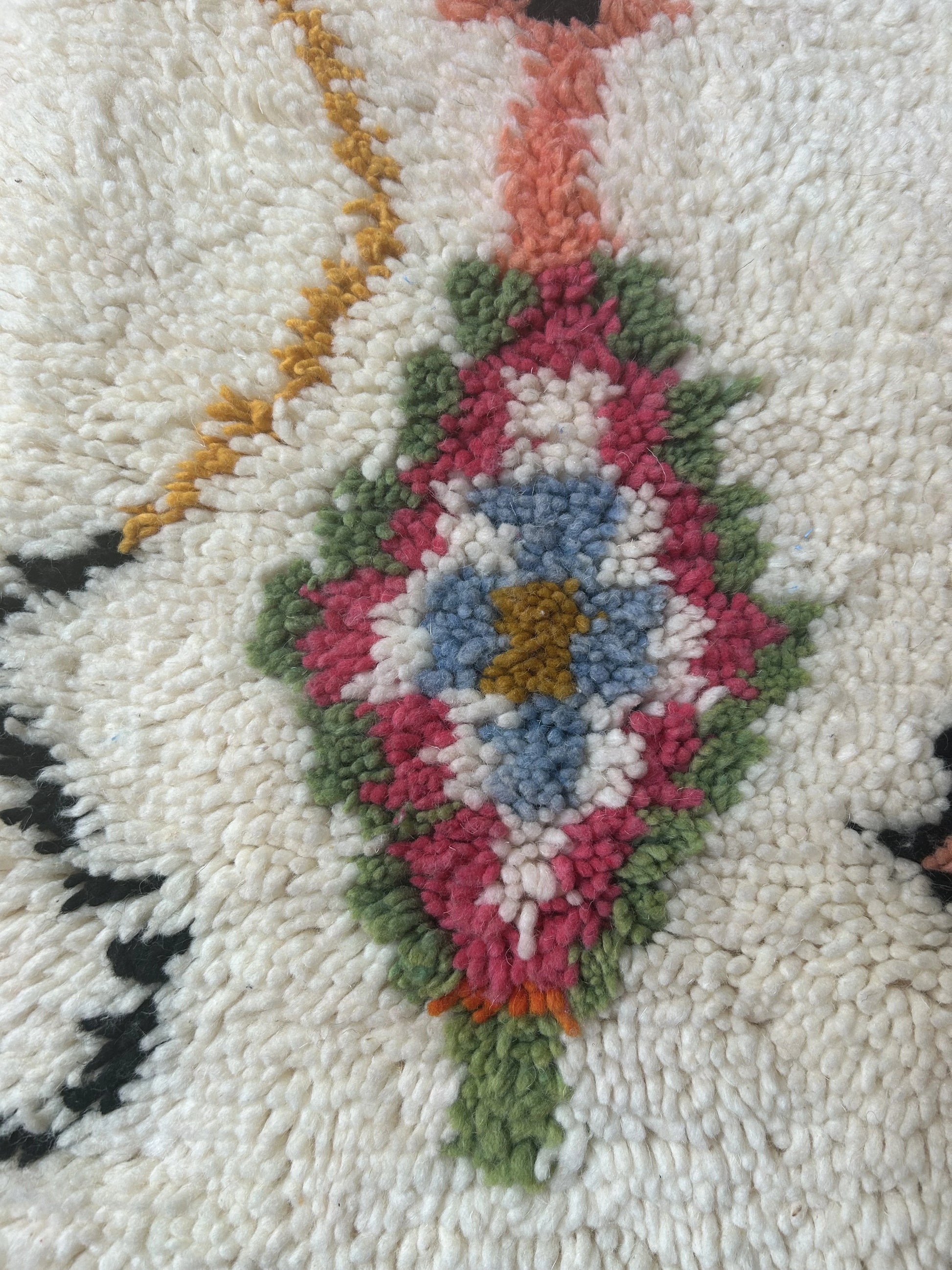 zoom sur un motif losange du tapis azilal