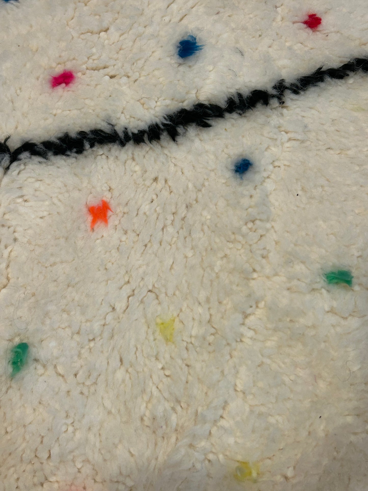 zom sur housse de pouf de type bouda blanc avec ligne graphique noire et points noirs 