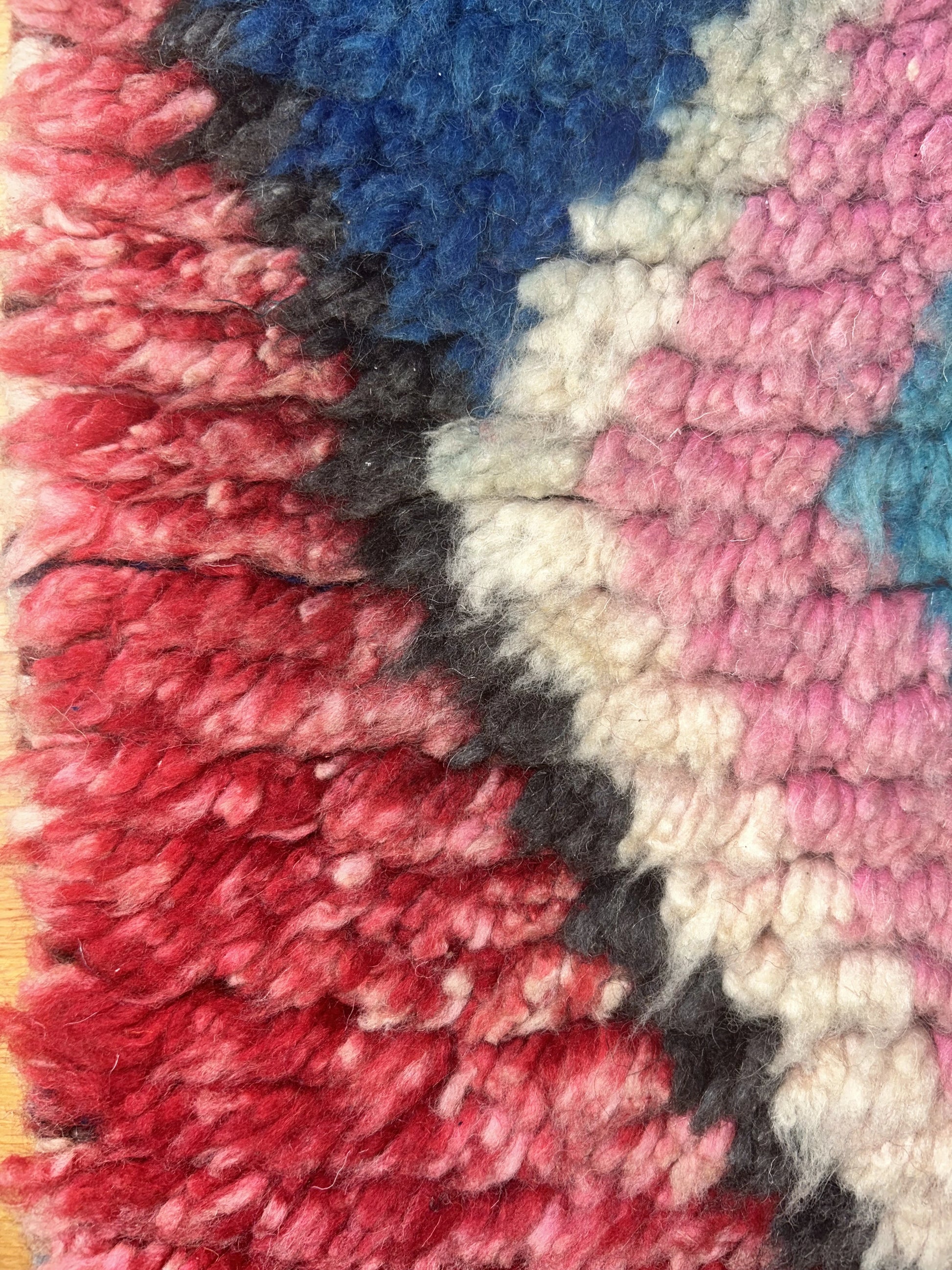 zoom sur la qualité de la laine tapis coloré à motifs 